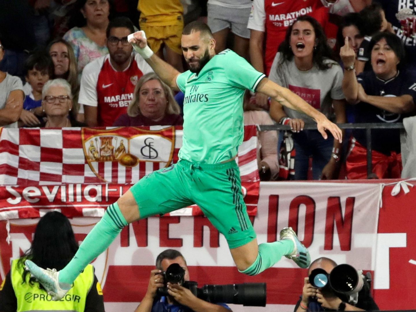 Benzema celebra el gol al Sevilla en el Sánchez Pizjuán. (Efe)