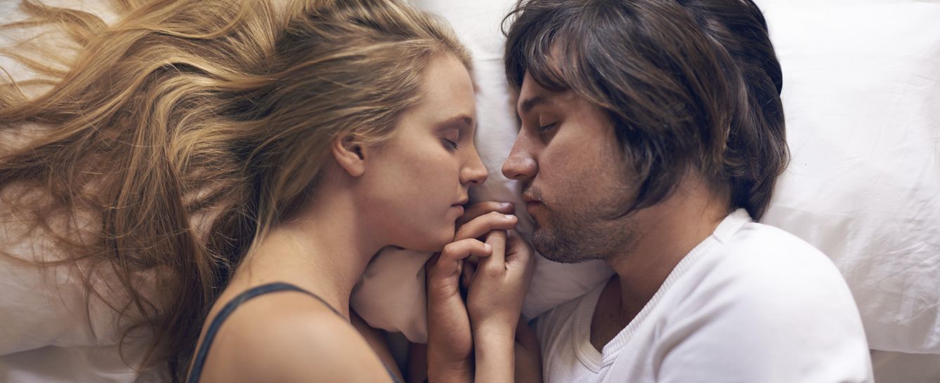 Qué revela la postura en la que duerme una pareja sobre cómo es su vida sexual 