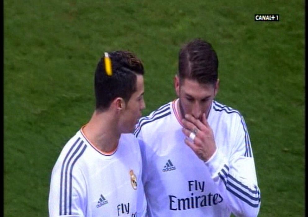 Foto: Cristiano charla con Sergio Ramos en el momento en el que le alcanza el mechero (Canal Plus).