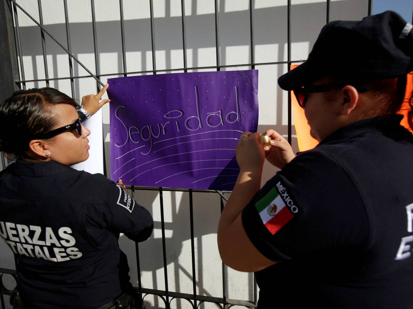 Policías toman parte en una protesta contra la falta de equipación adecuada para hacer frente al crimen organizado en Ciudad Juárez, en julio de 2018. (Reuters)