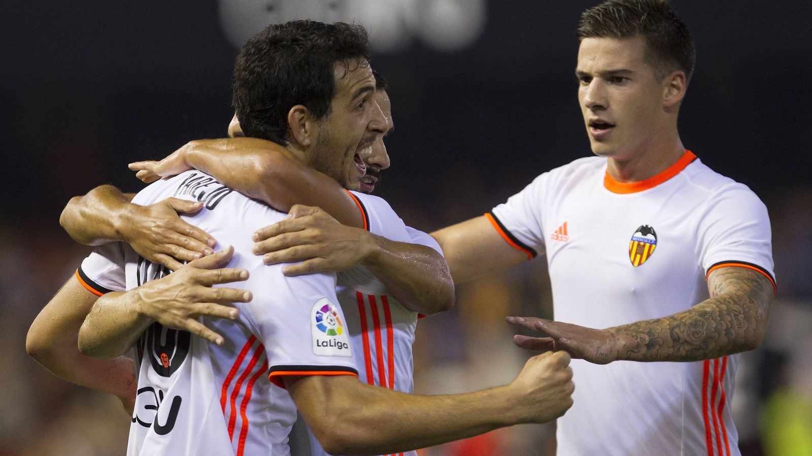 Foto: Parejo es felicitado tras el penalti marcado ante el Alavés y que le dio el triunfo al Valencia (EFE)