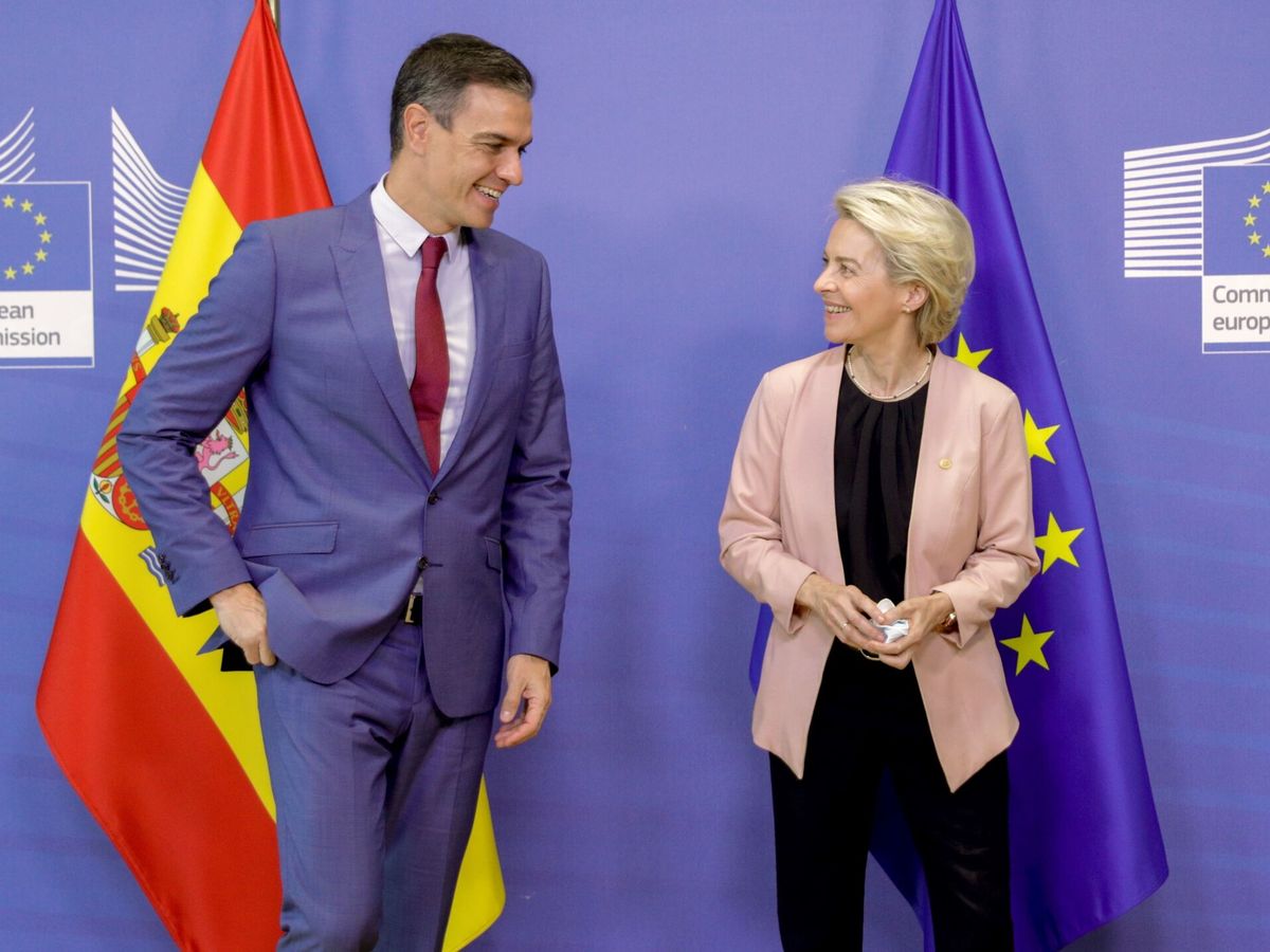 Foto: Pedro Sánchez, junto a la presidenta de CE, Ursula von der Leyen. (EFE/Oliver Hoslet)