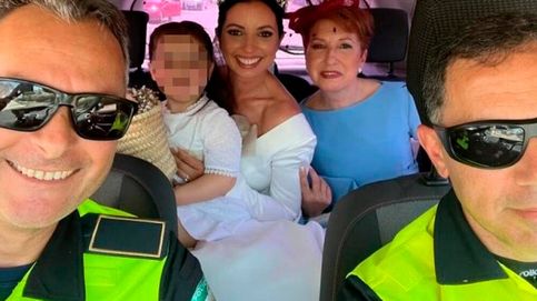 Una novia en apuros llega a su boda en una patrulla policial