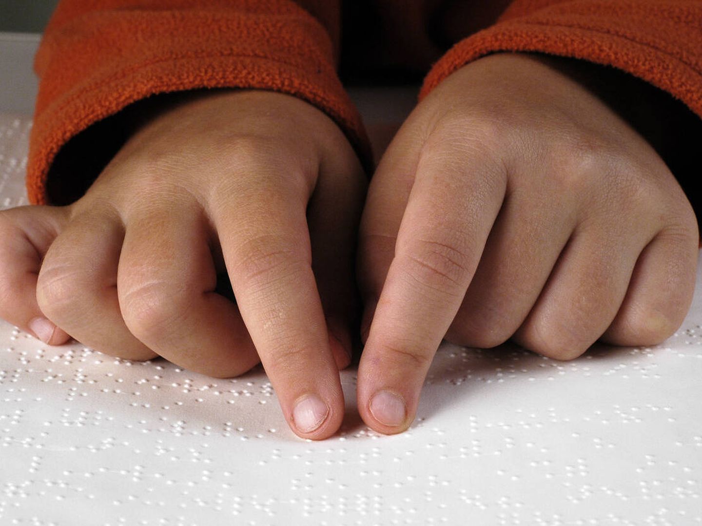 Un chico leyendo en braille (iStock)