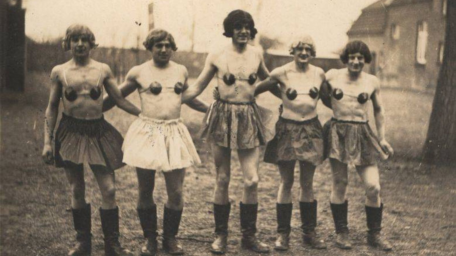 Foto: Cinco soldados nazis con pelucas, faldas y una suerte de sujetadores (Colección de Martin Dammann)