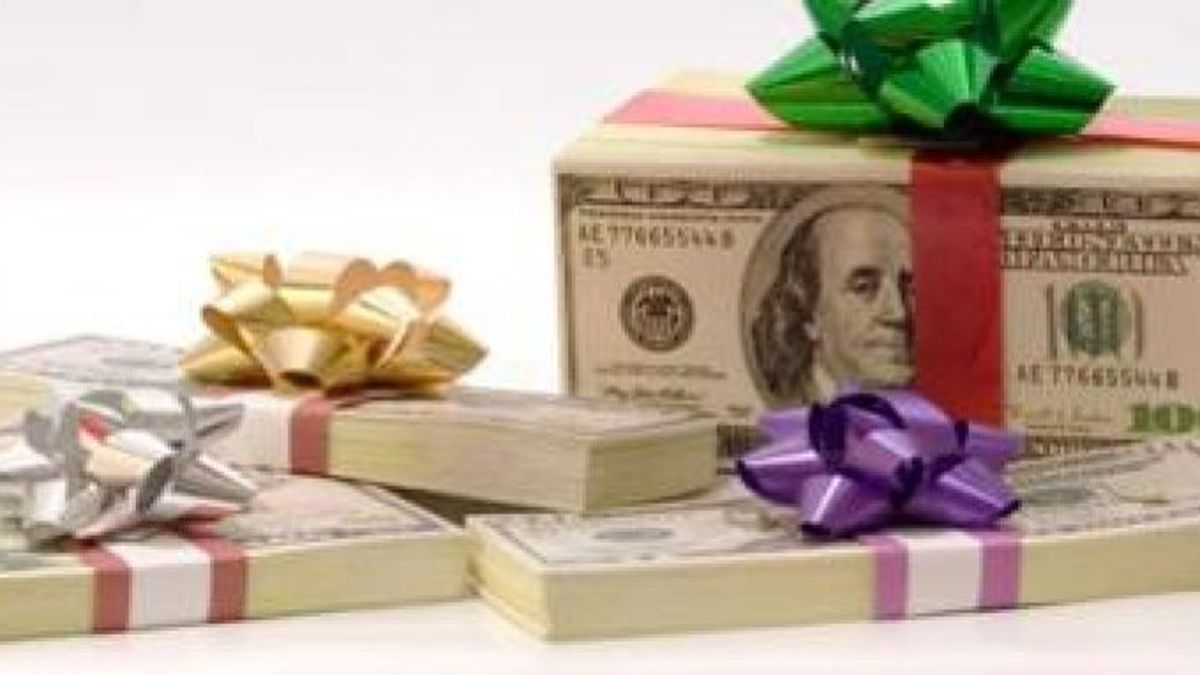 El dinero es el regalo preferido por la mitad de los españoles para Navidades, según un estudio