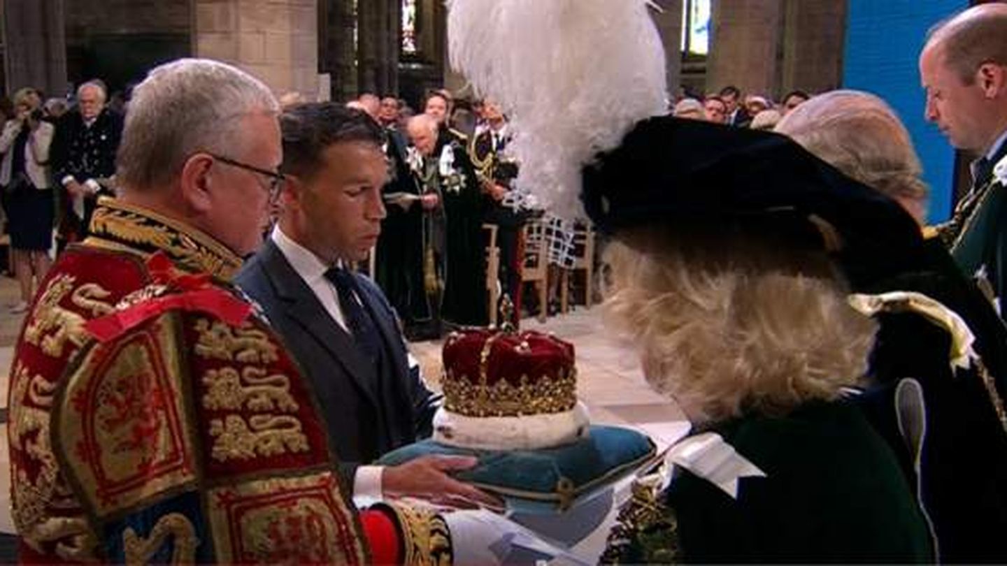 El momento en el que se le ha entregado al rey Carlos la corona. (BBC)