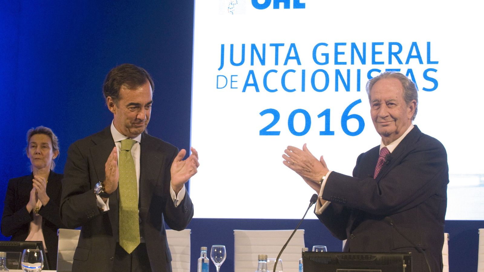 Foto: Fotografía facilitada por OHL que muestra a su presidente, Juan Miguel Villar Mir y su hijo sucesor en el cargo. (EFE)