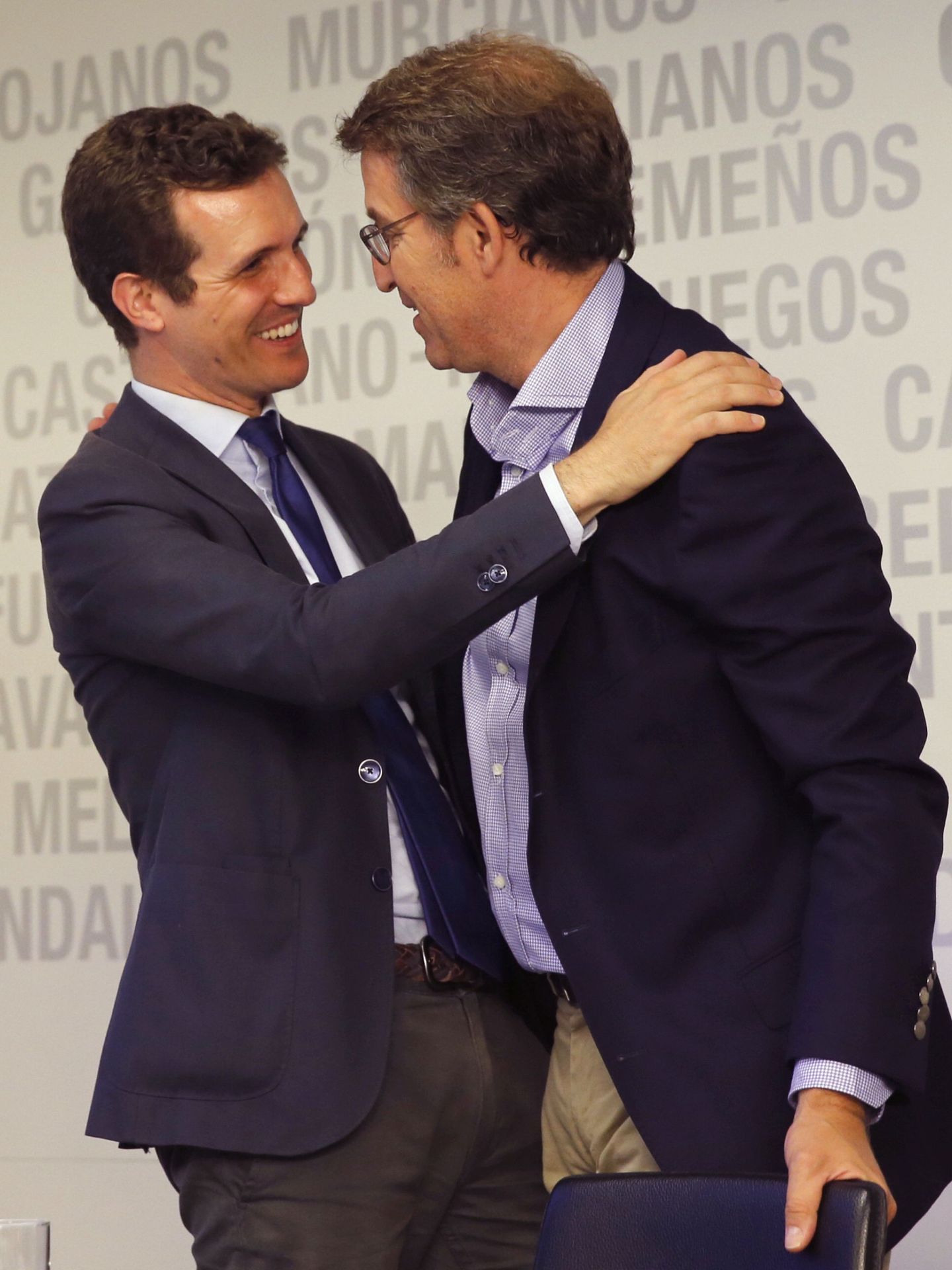 Pablo Caso y Alberto Núñez Feijóo se saludan. (EFE)