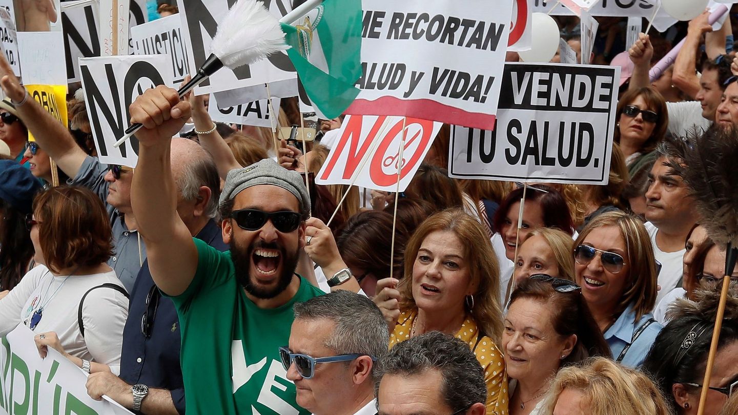 El médico granadino Jesús Candel, 'Spiriman’, encabeza la manifestación en Sevilla en defensa de la Sanidad. (EFE)