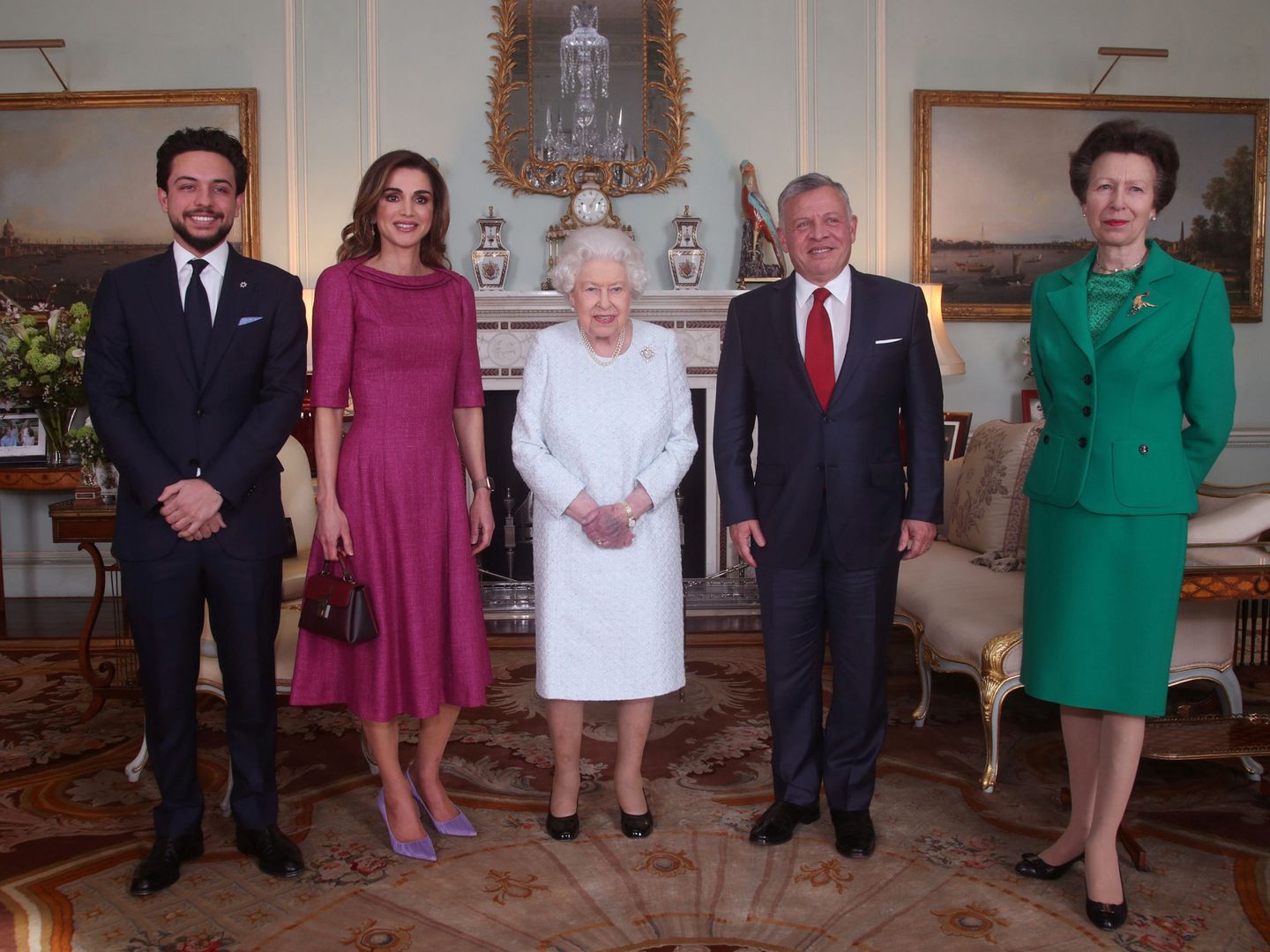 La reina Isabel recibe en audiencia a los reyes de Jordania y el príncipe heredero Hussein, junto a la princesa Ana. 