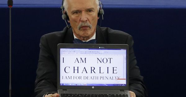 Foto: Korwin-Mikke, en una imagen de 2015 pidiendo la pena de muerte en el Parlamento Europeo (Reuters)