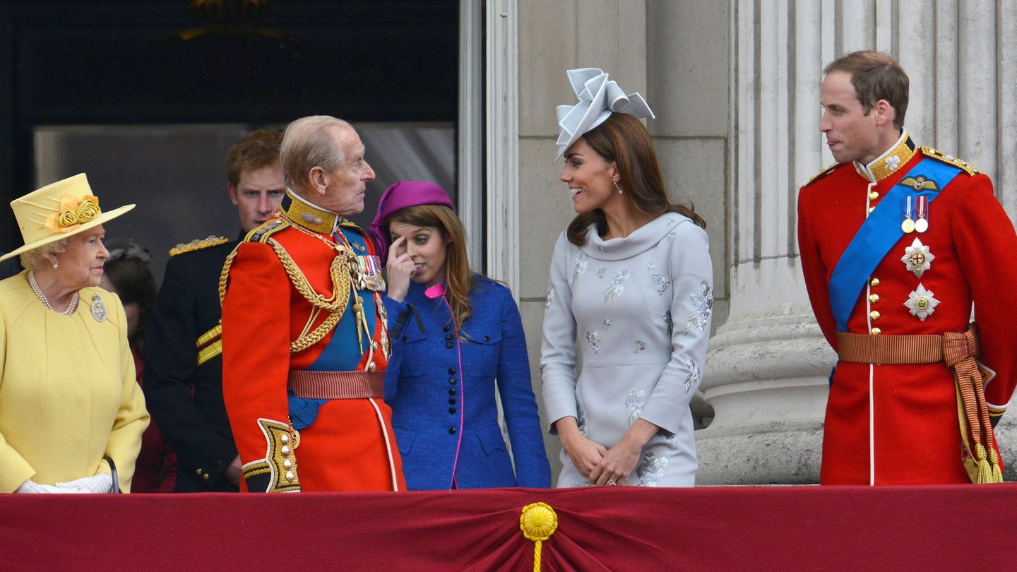El duque de Edimburgo y la reina, con Guillermo y Kate. (Reuters)
