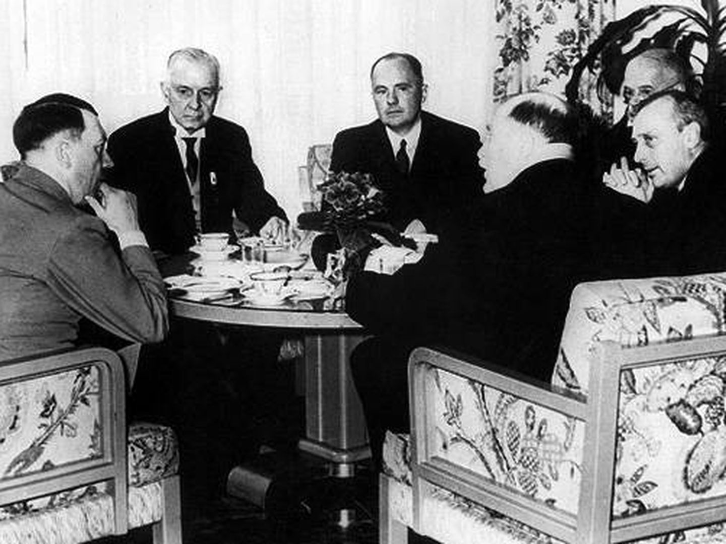 Hitler, de espaldas, sentado junto a Watson (a su izquierda), presidente de IBM. (Fuente: Edwin Black)