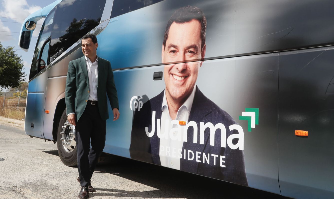 Juanma Moreno, junto al autobús de la campaña. (EFE/José Manuel Vidal)