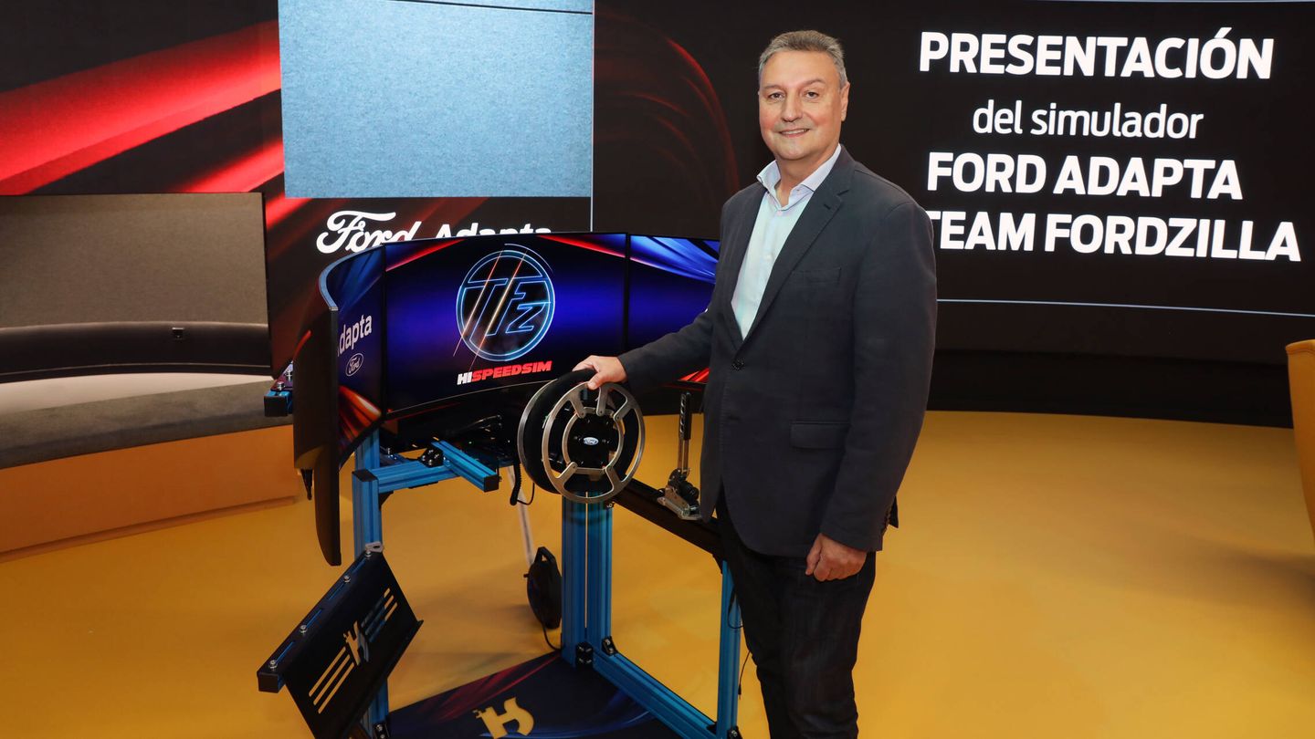 Jesus Alonso, presidente de Ford España, junto al simulador Ford Adapta.