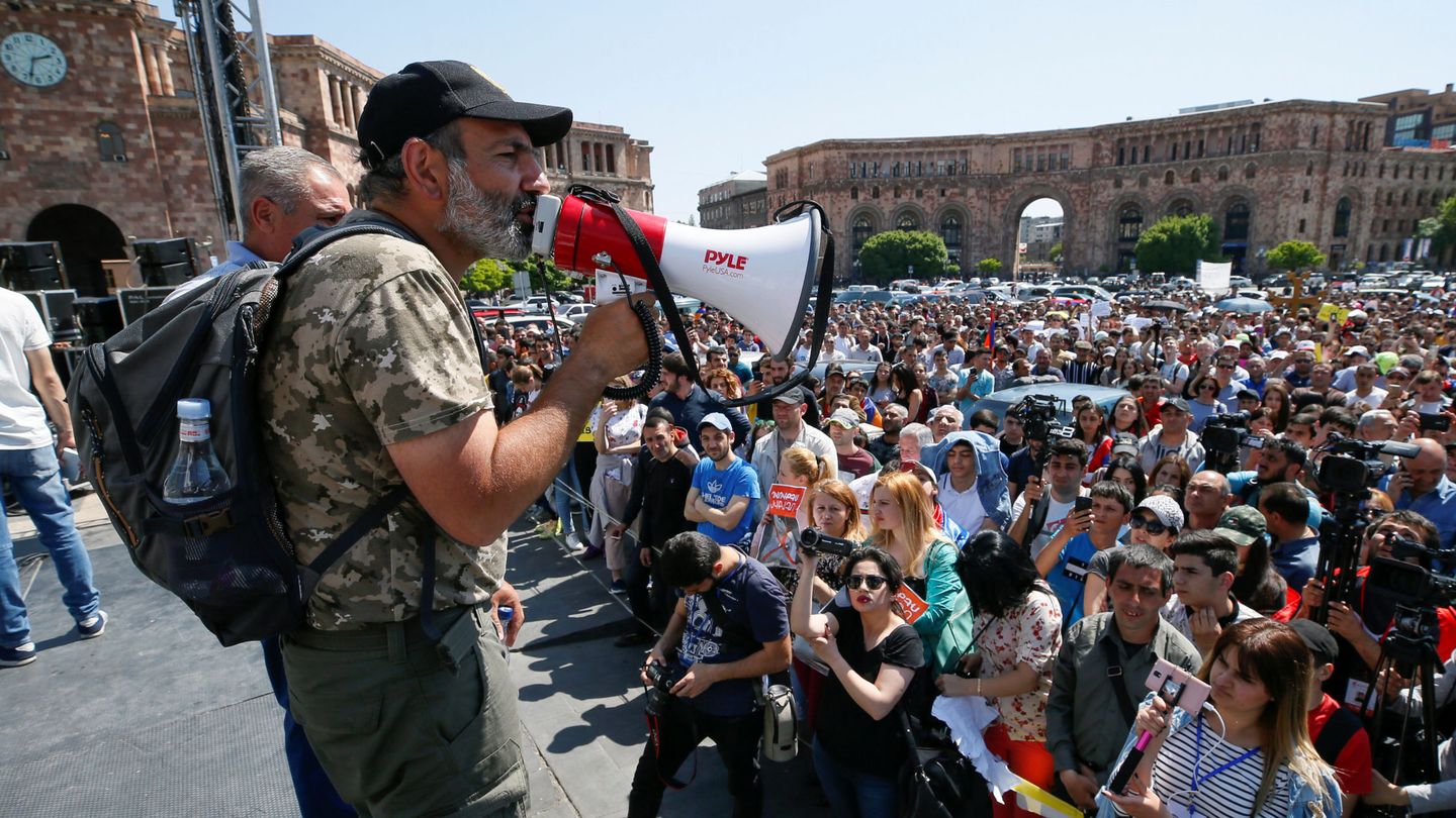 El líder opositor Nikol Pashinyan arenga a sus seguidores en Yereván, el 26 de abril de 2018. (Reuters)