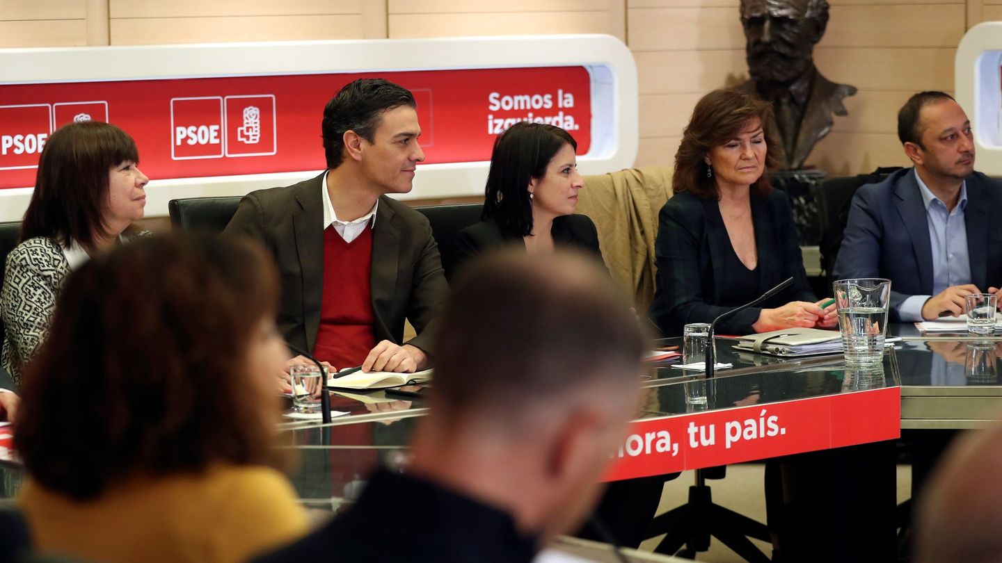 Pedro Sánchez, junto a Cristina Narbona, Adriana Lastra, Carmen Calvo y Alfonso Rodríguez Gómez de Celis, el pasado 28 de noviembre en Ferraz. (EFE)
