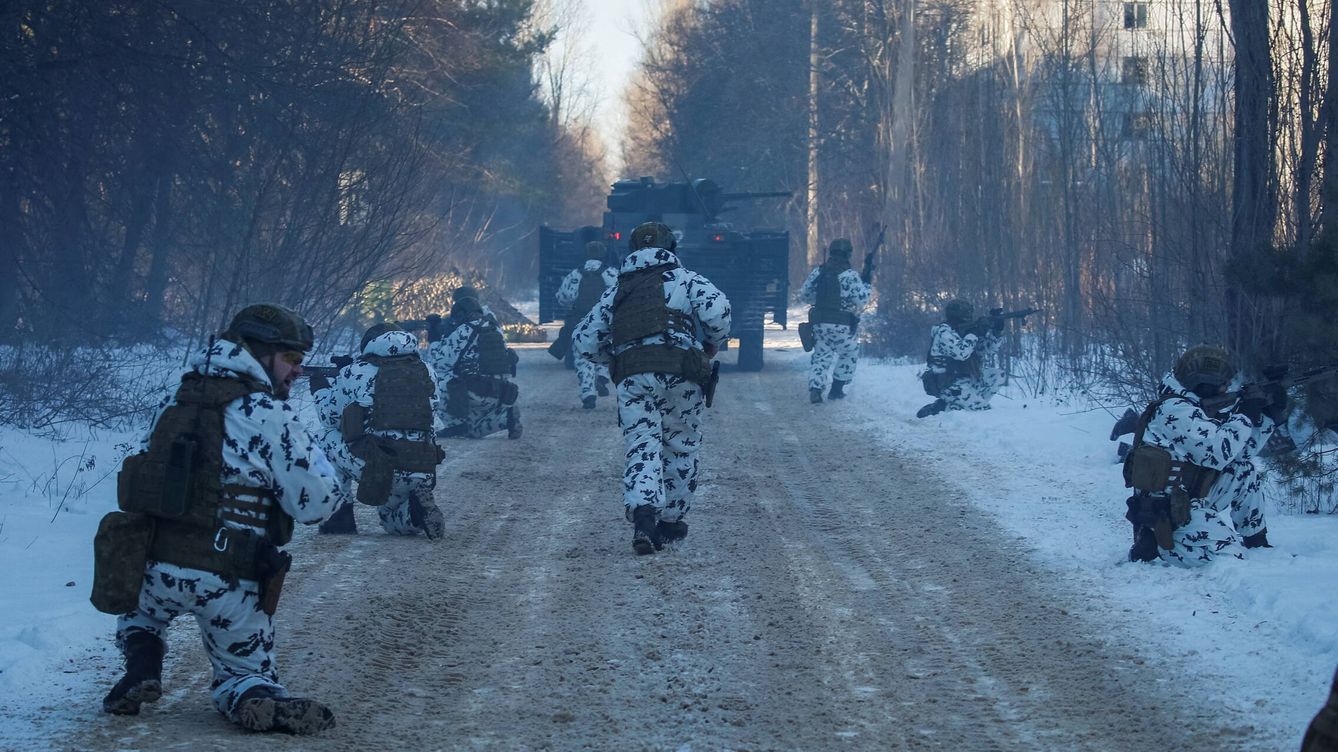 Foto: Soldados ucranianos, durante unos recientes ejercicios militares en Prípiat, cerca de Chernóbil. (Reuters/Gleb Garanich)