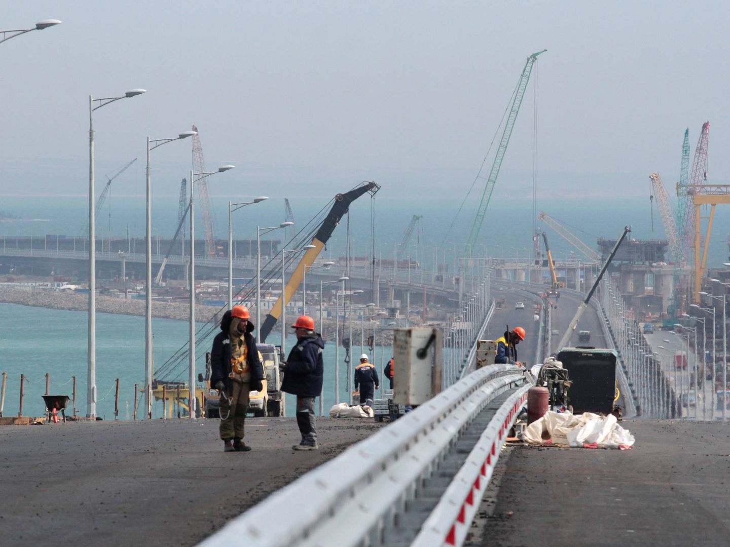 Imagen de las obras en el puente de Crimea, en la región de Krasnodar, el 25 de abril de 2018. (Reuters)