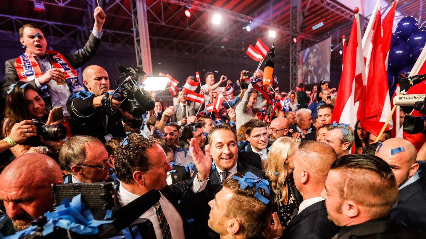 Votantes del FPÖ reciben a Heinz-Christian Strache, en la fiesta del partido en Viena. (Reuters)