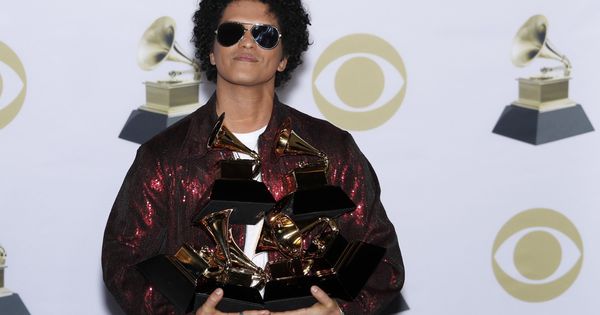 Foto: Bruno Mars tras ser premiado en la ceremonia de los Grammys. (EFE)