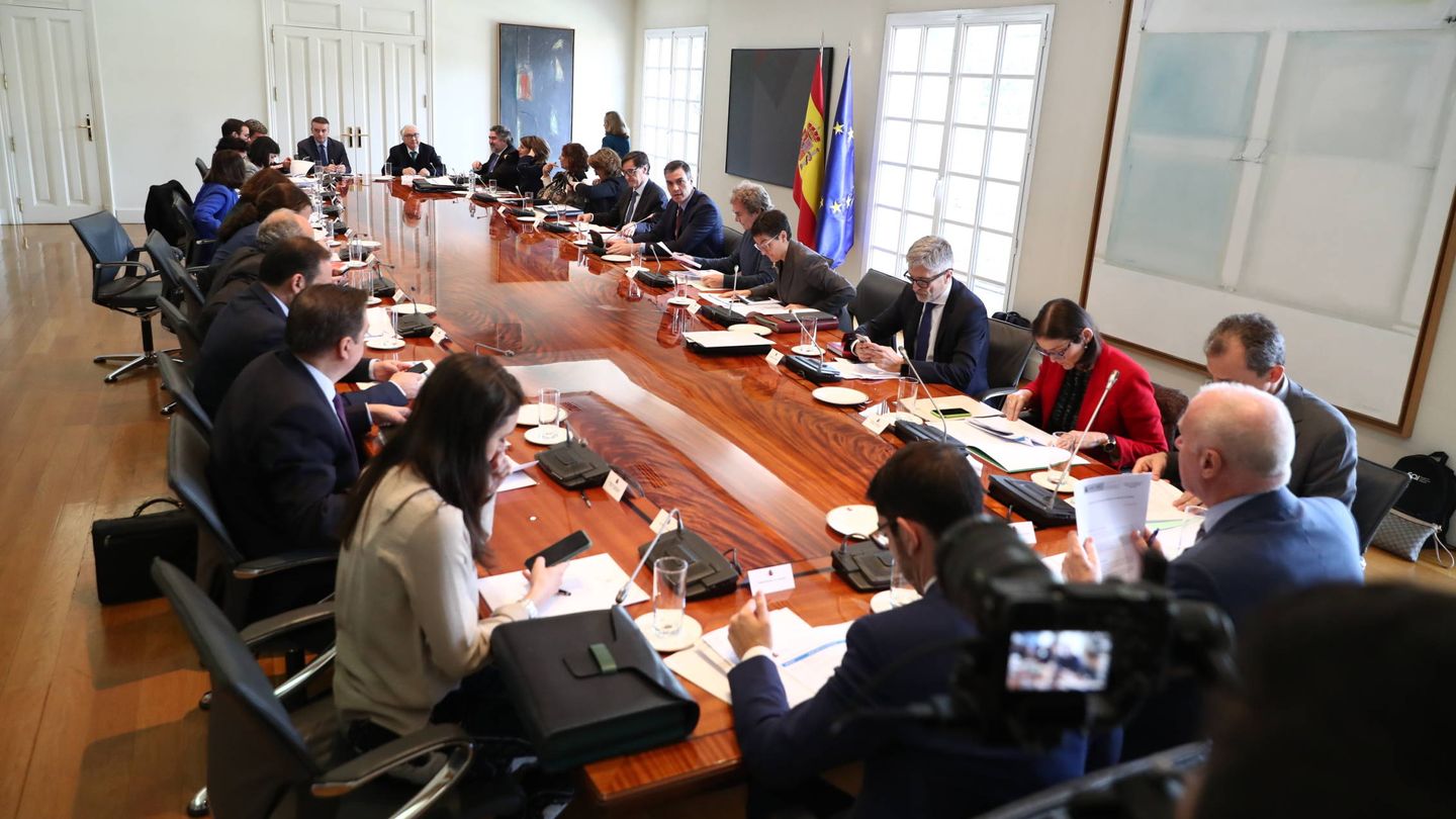 Reunión de la comisión interministerial de seguimiento del coronavirus, presidida por Pedro Sánchez, este 10 de marzo en la Moncloa. (Fernando Calvo | Moncloa)