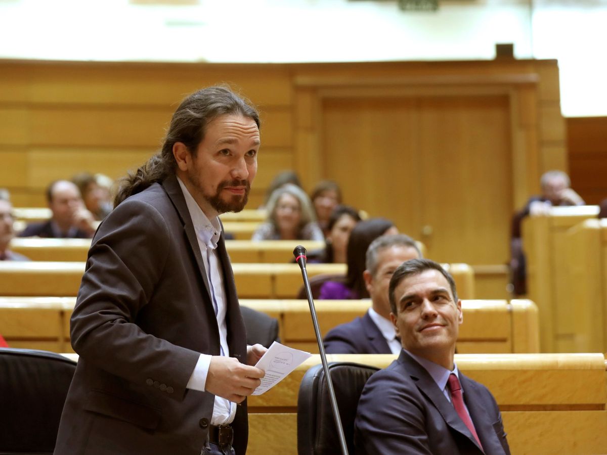 Foto: El presidente del Gobierno, Pedro Sánchez (dcha), escucha la intervención del vicepresidente segundo, Pablo Iglesias, durante el pleno del Senado. (EFE)