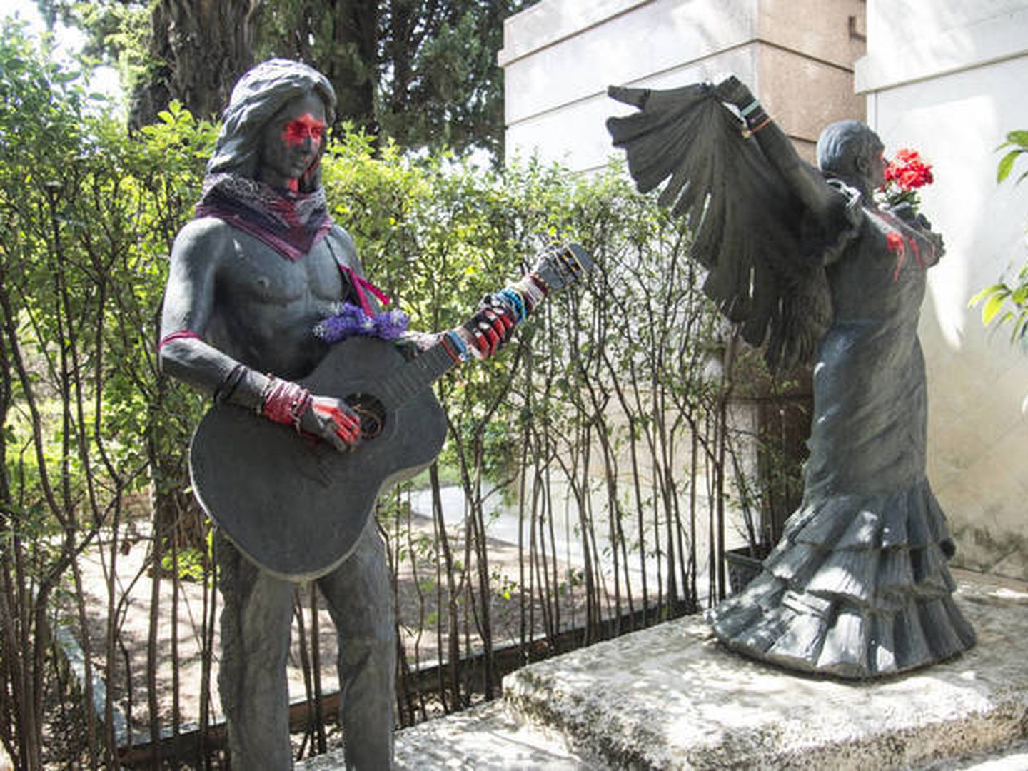 Actos de vandalismo contra el mausoleo de Lola Flores y Antonio Flores en el cementerio de la Almudena. (Gtres)