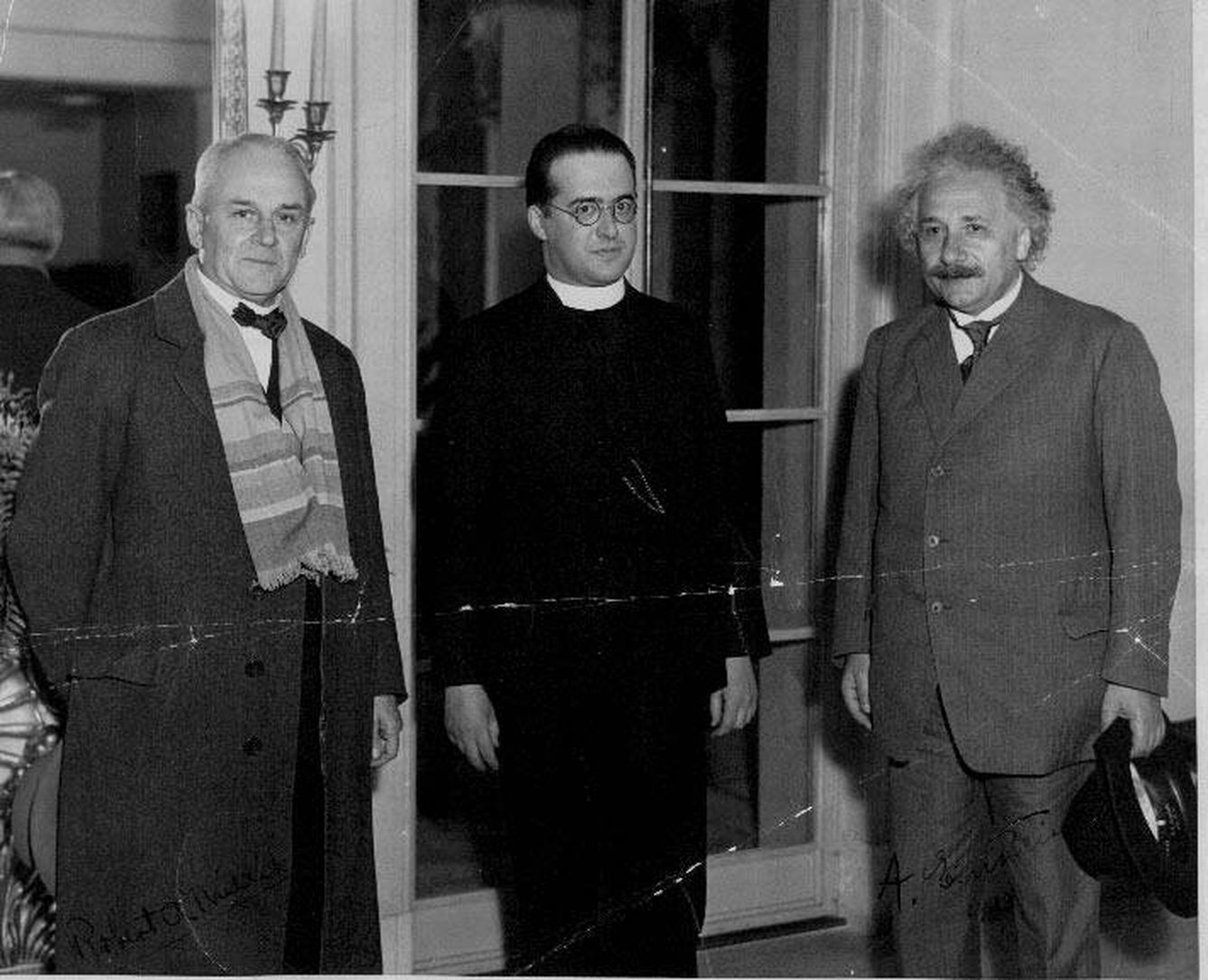 Robert Millikan, Georges Lemaitre y Albert Einstein en el California Institute of Technology, enero de 1933 (Caltech)