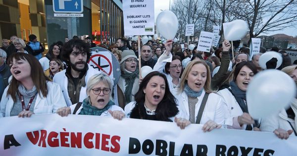 Foto: ManifestaciÓn en sabadell para denunciar la situación de las Urgencias del hospital Parc Taulí (Efe/Susana Sáez)