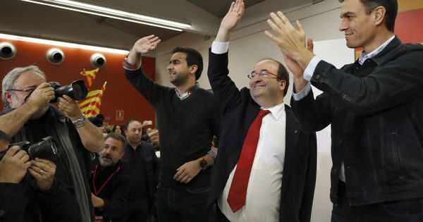 Foto: Miquel Iceta, junto con Pedro Sánchez y Pol Gibert, candidato del PSC por Barcelona, este 13 de diciembre en Sabadell. (EFE)