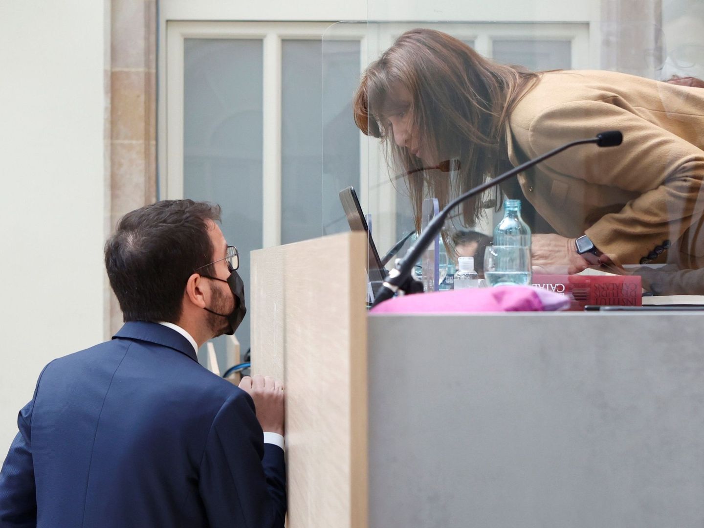 Pere Aragonès (i), conversa con la presidenta del Parlament, Laura Borràs. (EFE)