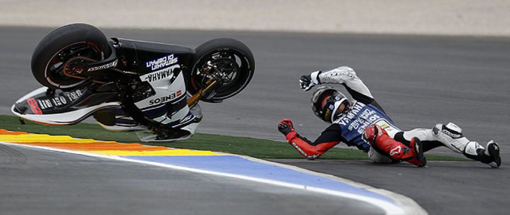 Foto: Lorenzo carga contra los pilotos doblados tras la caída que pudo haberle costado una grave lesión