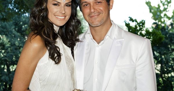 Foto: Alejandro Sanz y Raquel Perera en una imagen de archivo, el día de su boda. (EFE)