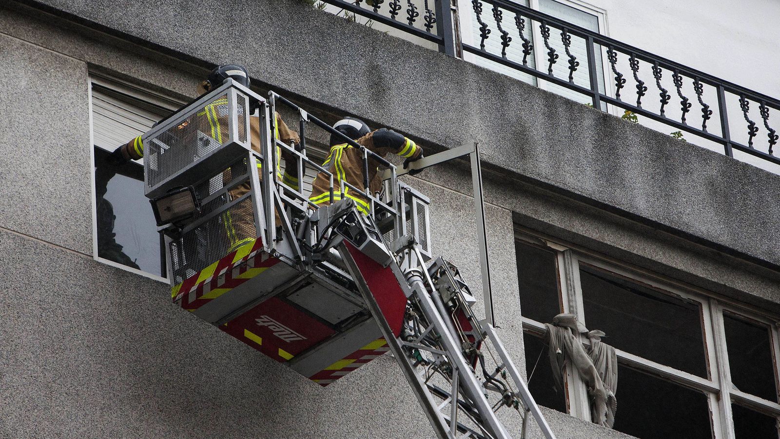 Foto: Los bomberos acceden a la vivienda accidentada en Vigo. (EFE)