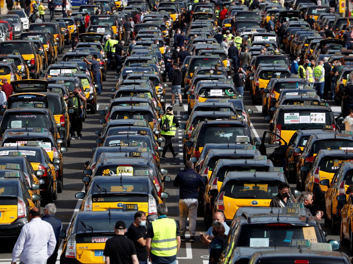 Foto: Protesta de los conductores de taxi en Barcelona, en 2021. (Reuters/Albert Gea)