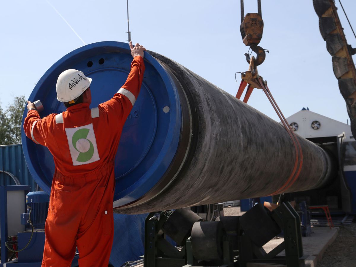 Foto: Un operario trabaja en la construcción del gasoducto Nord Stream 2. (Reuters)