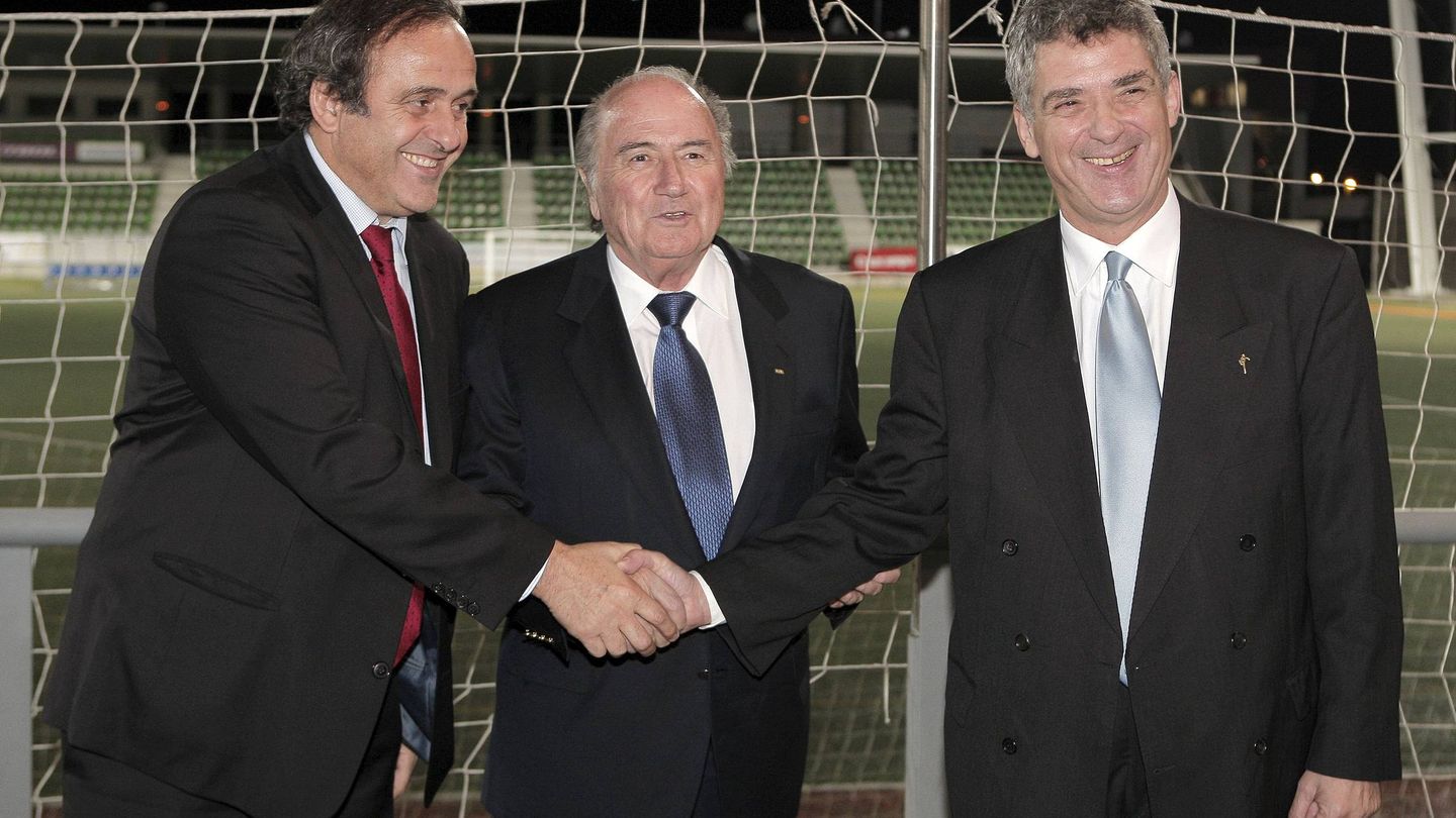 Ángel María Villar (d), estrecha la mano de Michel Platini (i) y de Joseph Blatter (c). (EFE)