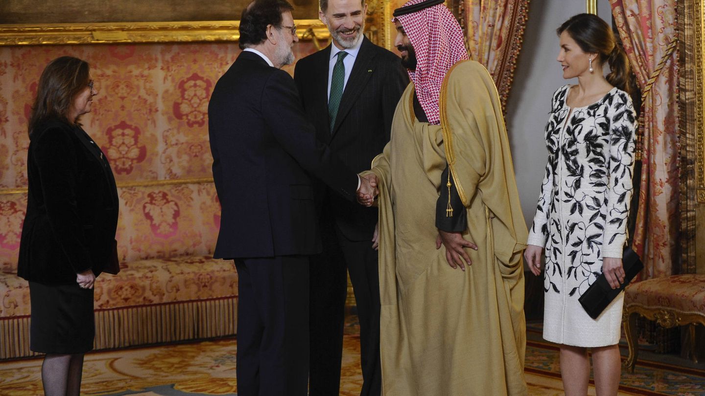 Saludando al príncipe heredero de Arabia Saudí. (Gtres)