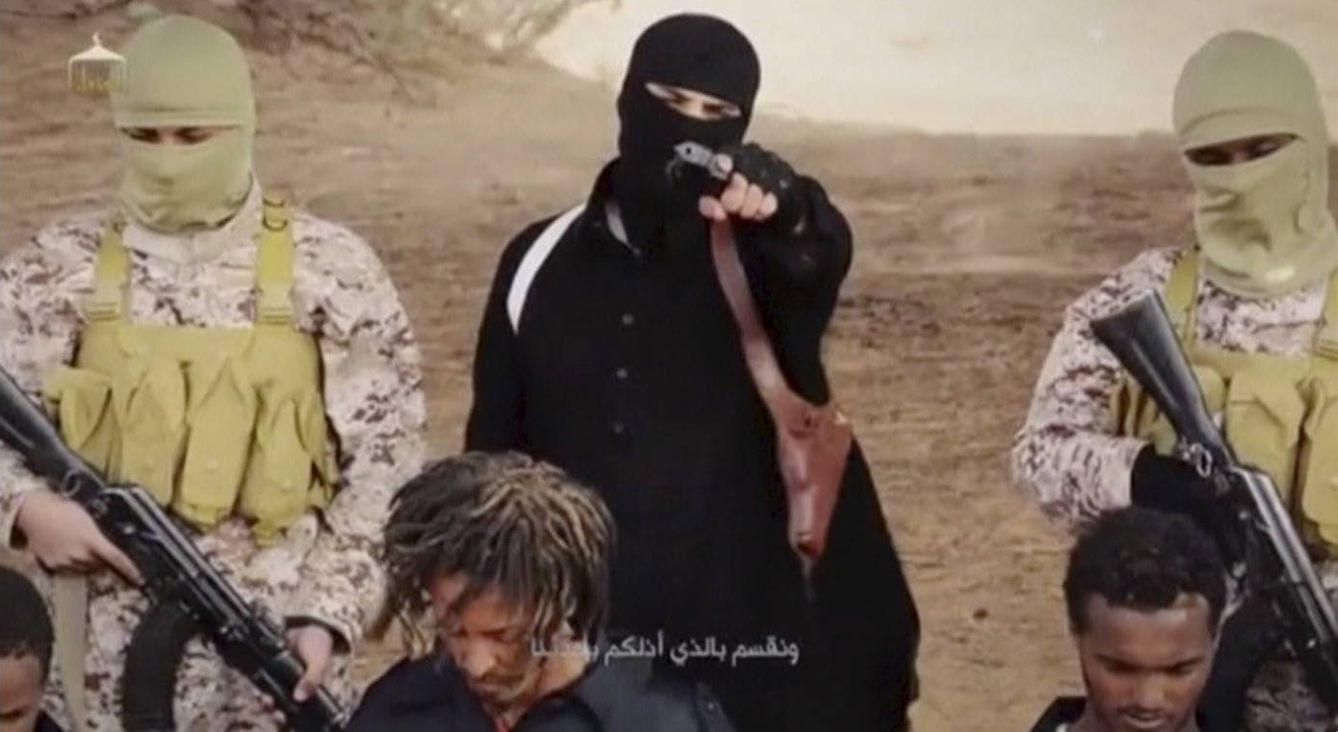 Un miliciano del ISIS, durante una supuesta ejecución de cristianos etíopes en Wilayat Fazzan. (Reuters)