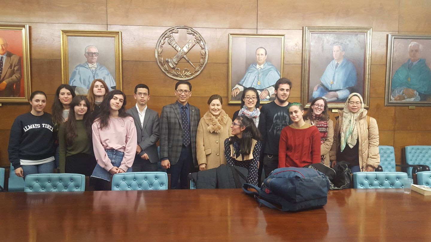 Wu Huiyong, con algunos de sus alumnos en la Complutense (UCM)