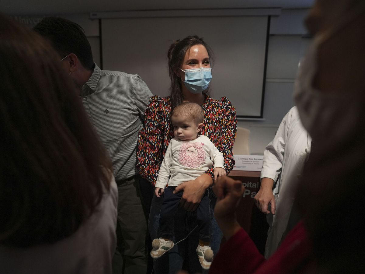 Foto: Enma, la primera niña a la que se le realizó el transplante. (EFE/Borja Sánchez-Trillo)