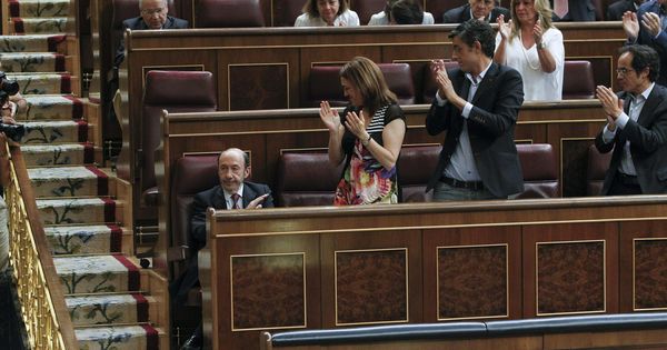 Foto: Alfredo Pérez Rubalcaba se despide como líder del PSOE en el Congreso con los aplausos de sus compañeros. (EFE)