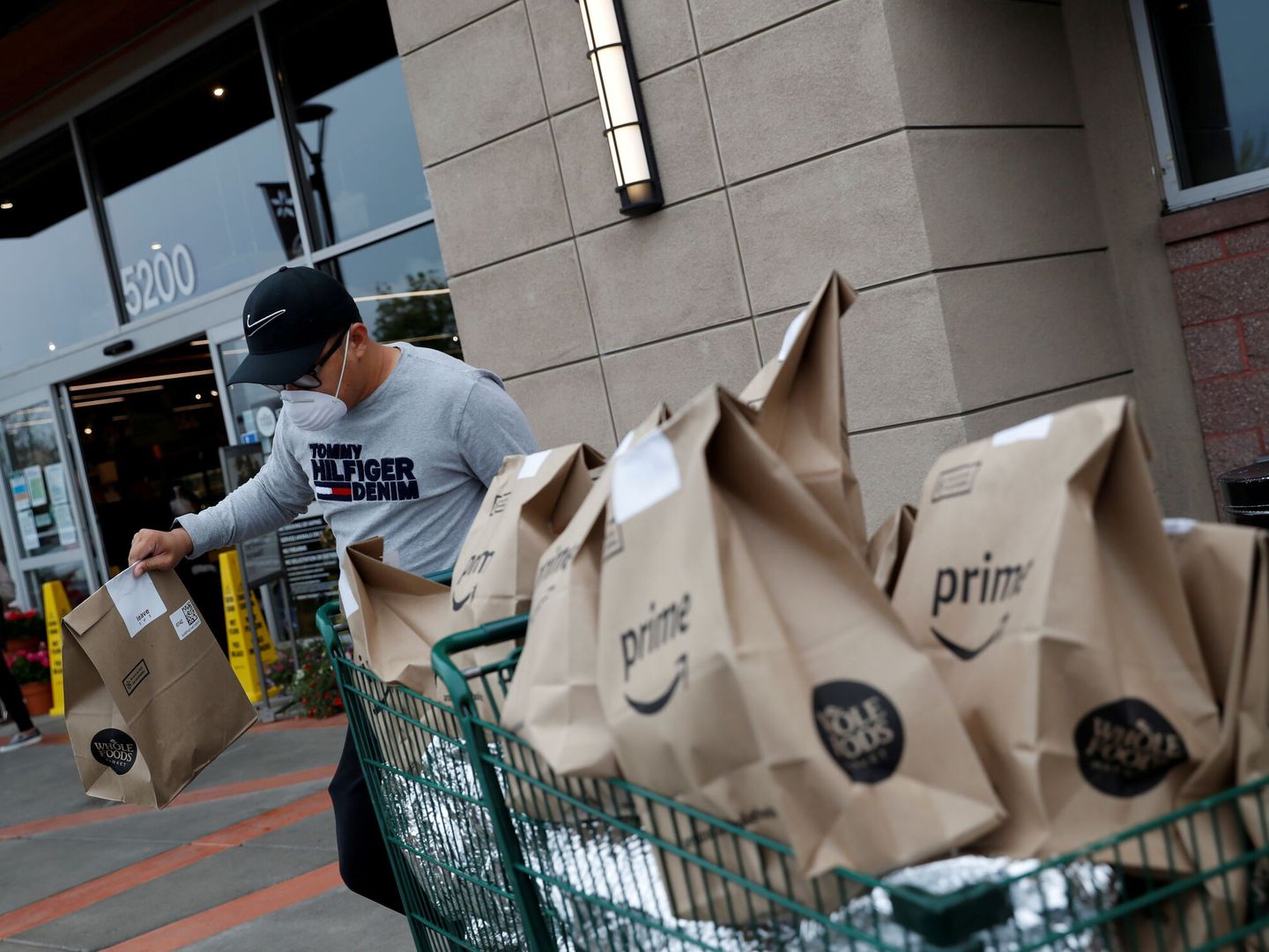 Un repartidor de Flex, en EEUU, durante una compra en la pandemia. Foto: Reuters.