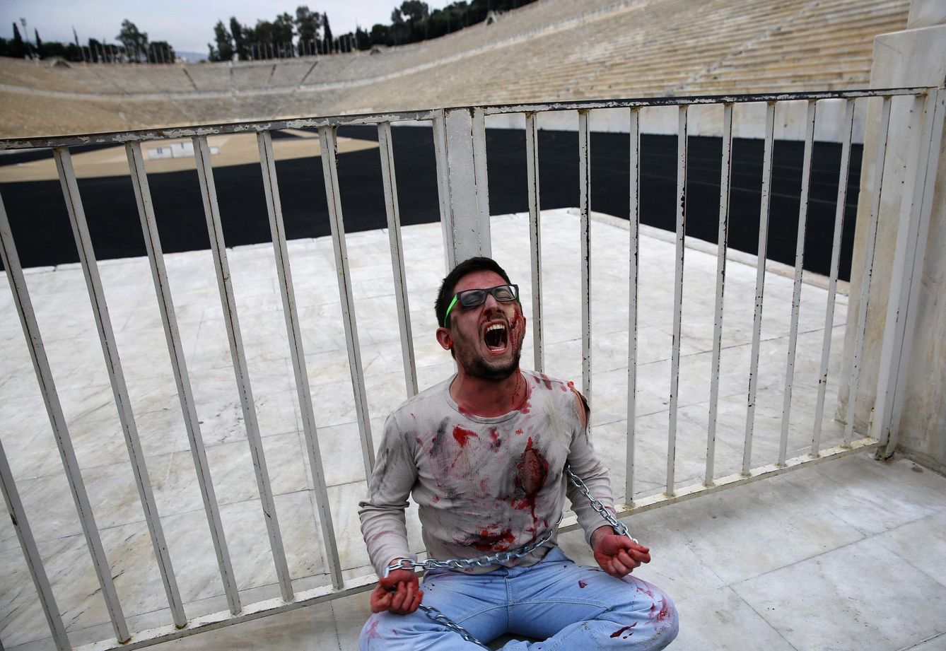 Un activista gay encadenado a la puerta del Estadio Panathinaikó, en Atenas, durante una protesta (Reuters).
