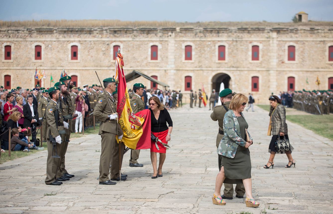 300 personas civiles juraron la bandera española en el castillo de San Fernando. (D.B.)