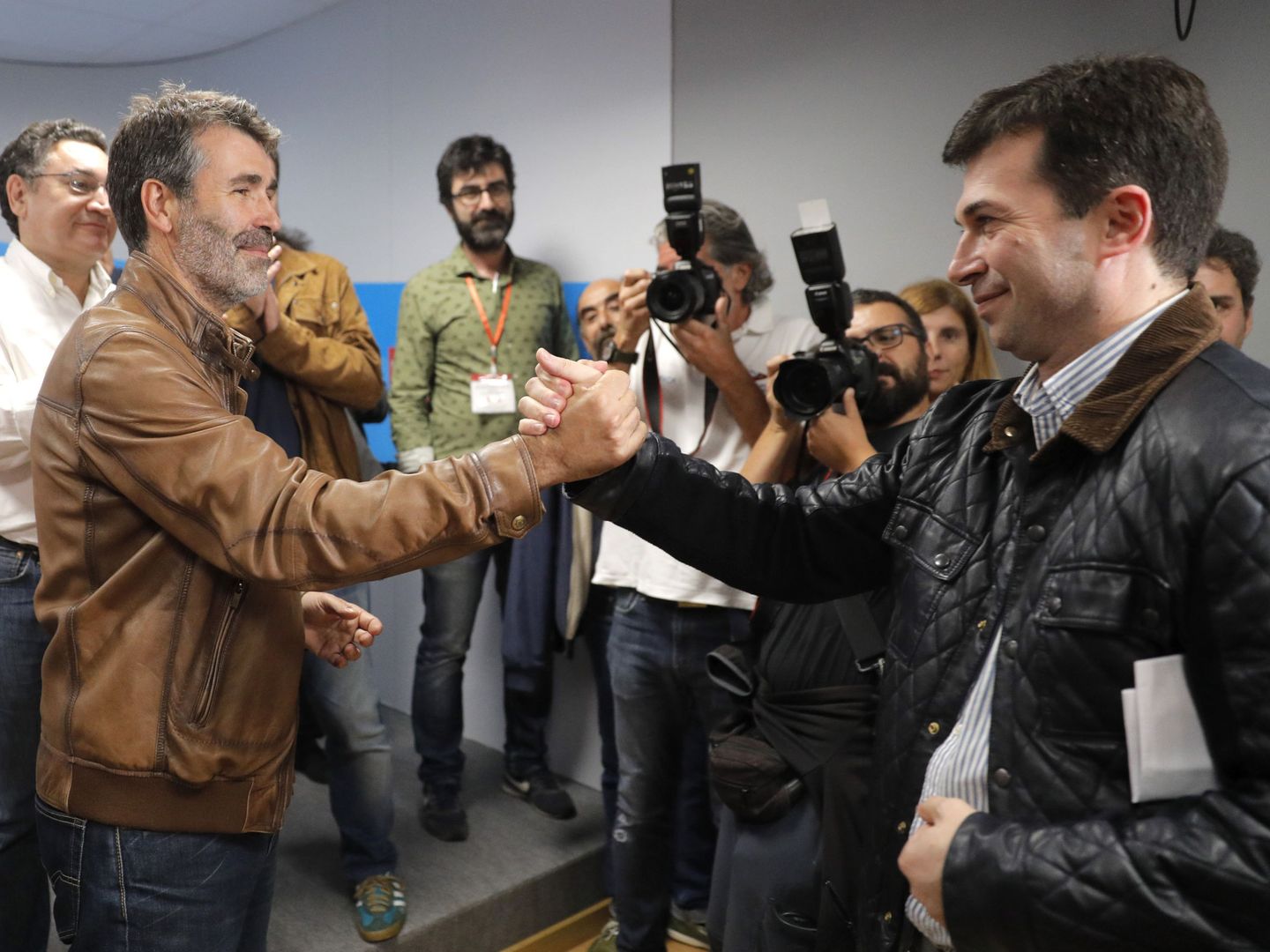Gonzalo Caballero (d) es felicitado por Juan Díaz Villoslada tras ganar la secretaría general del PSdeG, este 8 de octubre en Santiago de Compostela. (EFE)