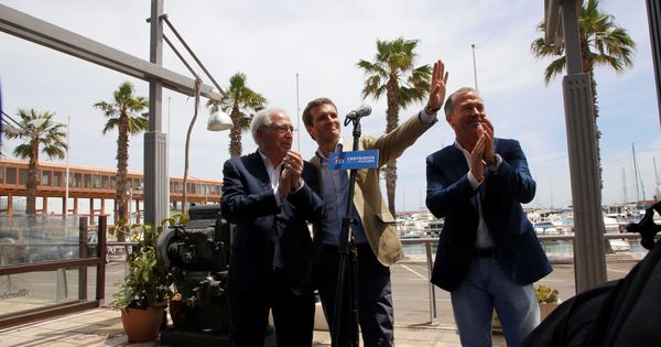 Foto: El presidente nacional del PP, Pablo Casado (c), junto al presidente del partido de Melilla, Juan José Imbroda (Efe)