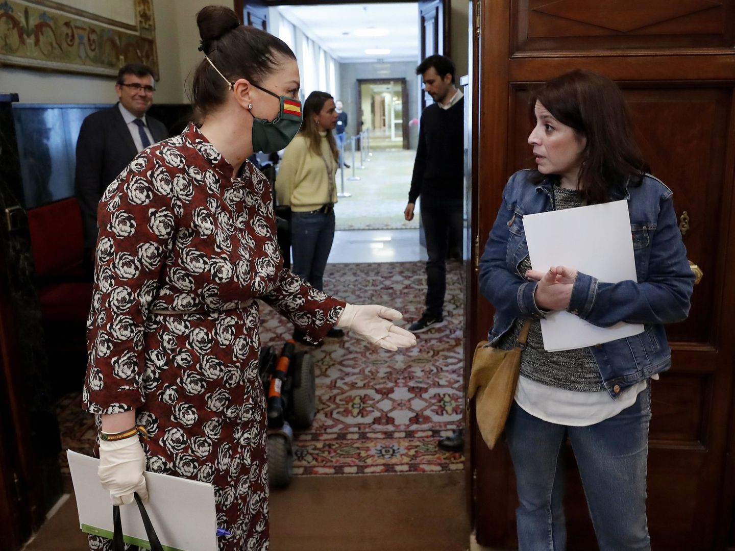 La secretaria general del grupo parlamentario de Vox, Macarena Olona (i), y la portavoz parlamentaria del PSOE, Adriana Lastra (d), en el Congreso, el pasado 7 de abril. (EFE)